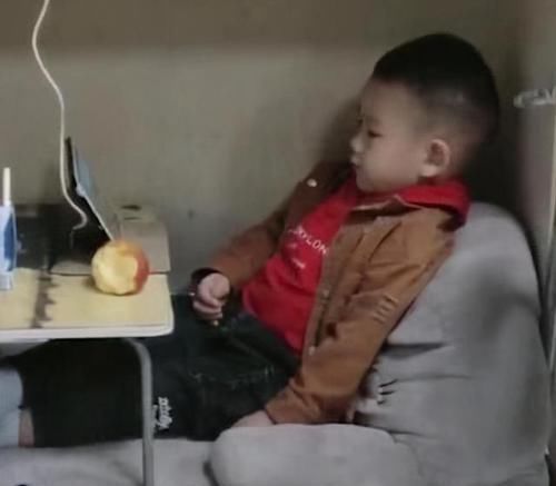 顾娃|“最懂事宝宝”走红,安静坐在桌子底下陪妈妈工作,画面让人心疼