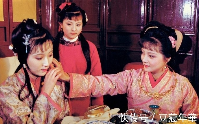 含丹$同样是“宝玉看呆宝钗”,老版宝黛钗太可爱,新版像大型宫斗现场
