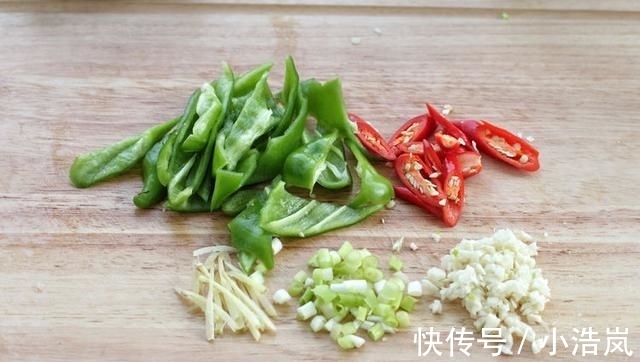 辣椒炒鸡胗|炒鸡胗没味肉质又硬?掌握2个小窍门,脆爽还入味