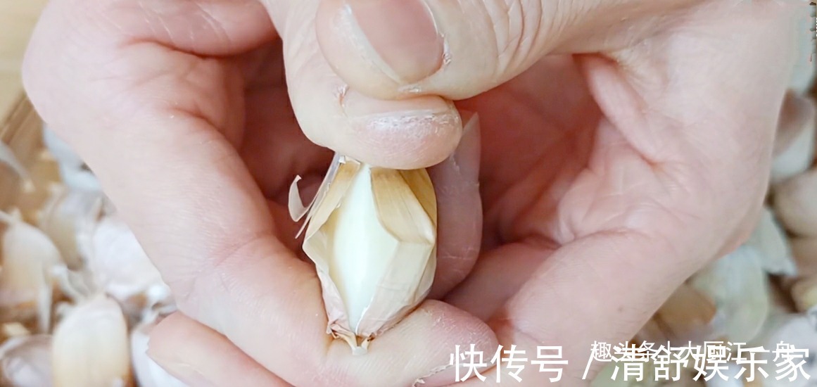 大蒜|腌腊八蒜,先放醋就错了,教你一招,1天就变绿,酸脆开胃又解馋
