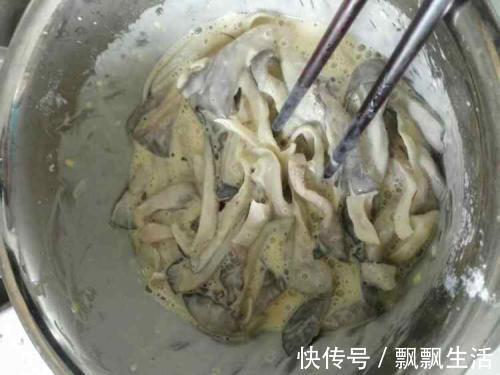 半斤蘑菇,打2个鸡蛋,做全家人爱吃的炸蘑菇,上桌抢光