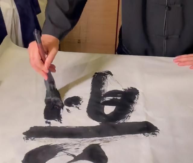 毛毛躁躁|张纪中陪夫人练书法:4个大字毛毛躁躁,洒脱但缺少书法气度