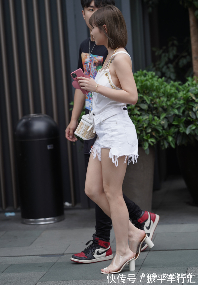 街拍 微胖女孩的秋日穿搭,“挂脖”搭配短裤,轻松穿出高级感!