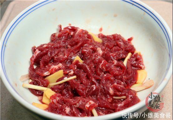 炒牛肉有人放淀粉,有人放蛋清,都错了,大厨教你一招,嫩滑不柴