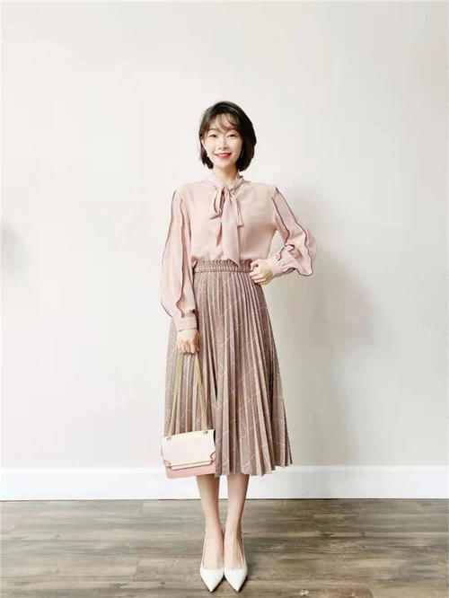 今年火了一种穿法，叫“衬衫＋长褶裙”，清新又迷人，潮人都爱了