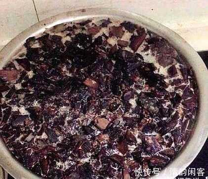 这个东西没人要,扔一点儿在盆里,让盆栽长势更好!