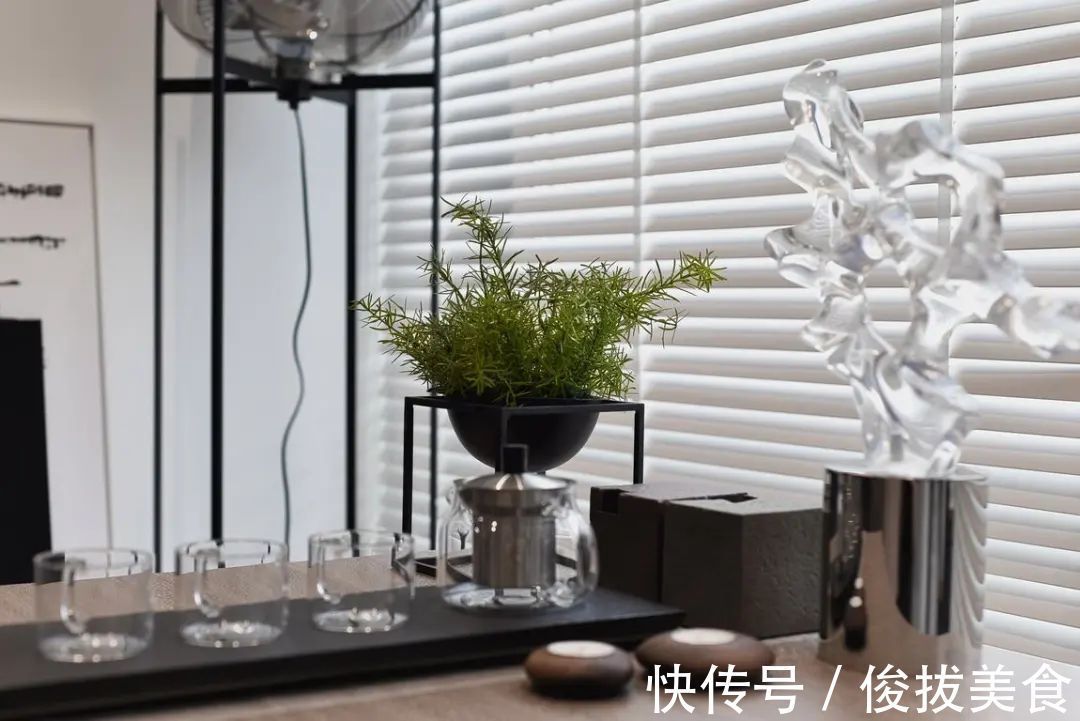 优雅|180㎡现代简约,卫生间用玻璃墙?设计太大胆!是否有点奔放?