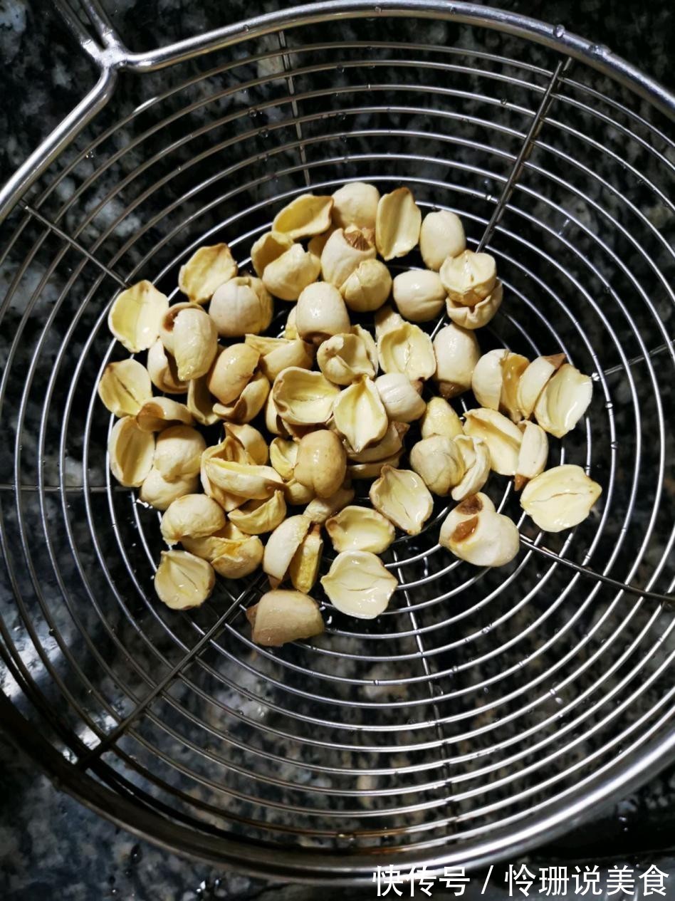 美味银耳莲子羹,营养丰富滋补身体,一个电饭锅就可以做