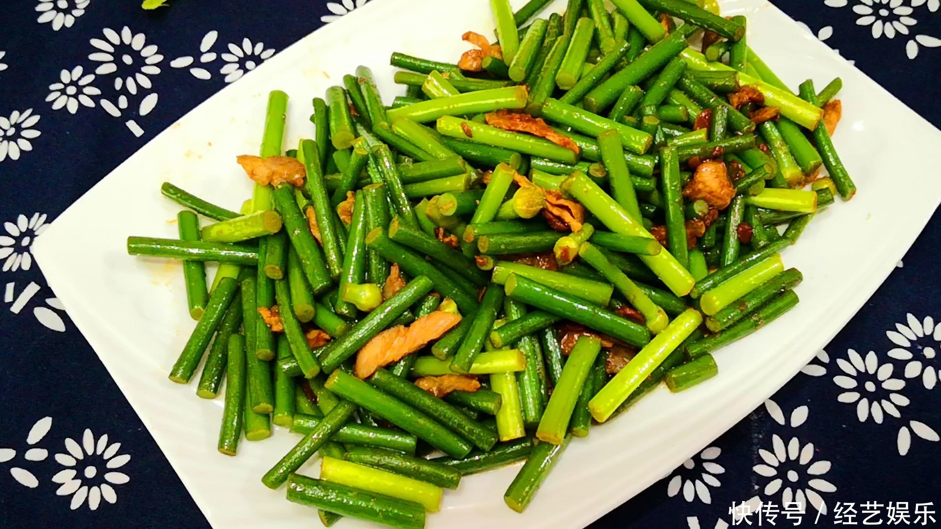 炒蒜苔,最忌切完直接炒,大厨教你一妙招,蒜苔又脆又绿、更入味