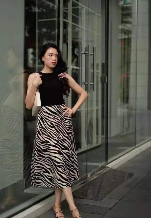 法则|四五十岁的女性，穿衣牢记这3个“搭配法则”，优雅知性又得体