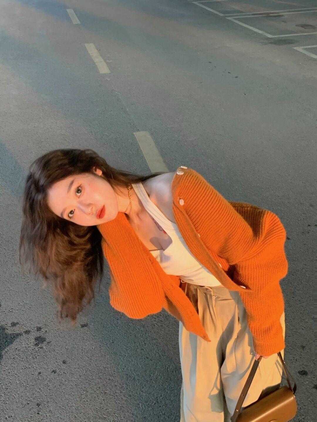 针织衫 一件卡其色裤子的时尚感,秋冬就要这么穿,简直太高级了