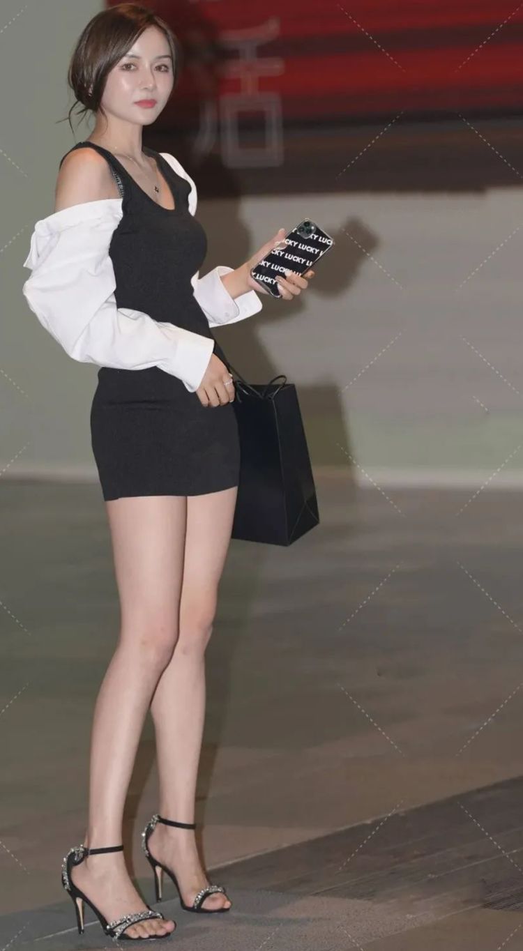 高跟 女人味十足的一字带高跟凉鞋,搭配黑色连衣裙,显身材又有气质