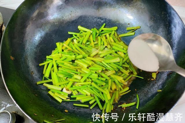 芹菜|女人经期要常吃的菜，营养丰富含铁多，气色红润，好吃又好做