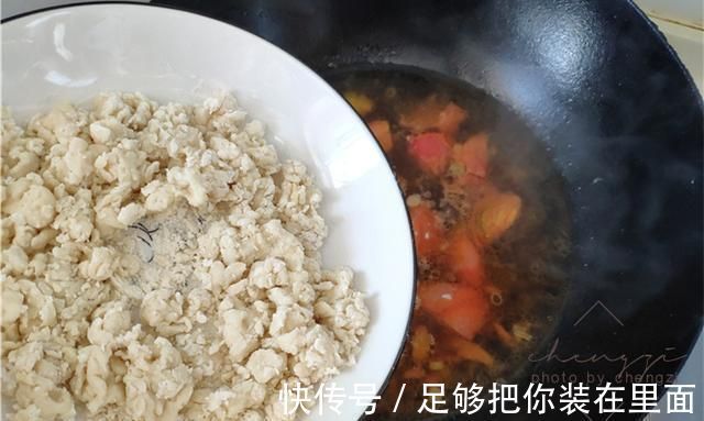 西红柿|70岁老两口喜欢的“鸡蛋疙瘩汤”，和面不加水，筋道爽滑吃不腻