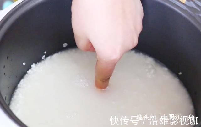 今天才知道,蒸米饭时多加这3样东西,米饭香甜松软不粘锅