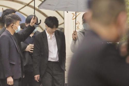 蔡徐坤黑西装亮相《奔跑吧》发布会 贵气十足的霸总坤帅气来袭！