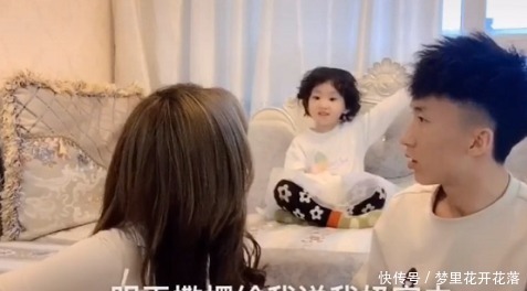 萌娃|“最腻歪夫妇”在娃面前秀恩爱火了,萌娃被气得频出“金句”