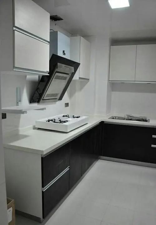 后背板|邻居家安装的橱柜没有后背板,回家后发现我家的也没有,装错了?