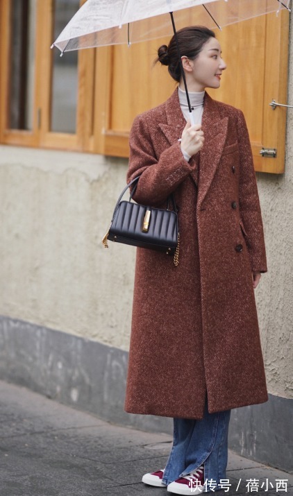 时髦|今年多穿“大衣”,内搭毛衣+牛仔裤,下搭帆布鞋、靴子时髦高级