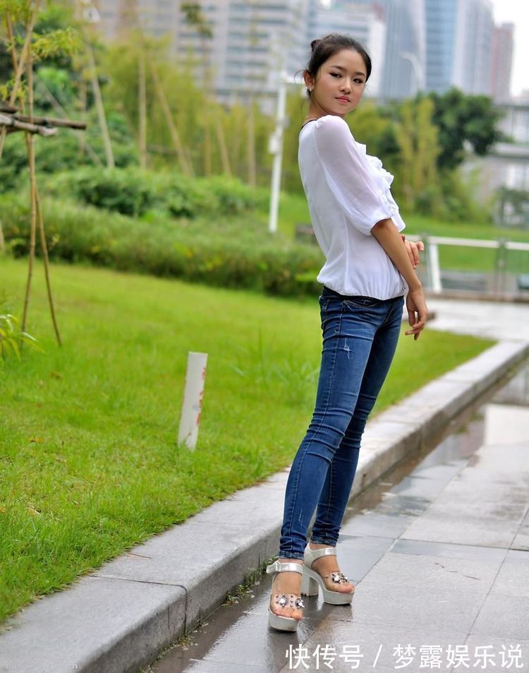 性感 小姐姐穿上牛仔短裤,显得活力十足,充满青春气息!