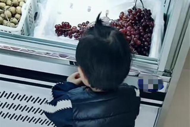 孩子|80块一斤的车厘子,宝妈给孩子买一颗,被店员嘲讽,回呛店员无语