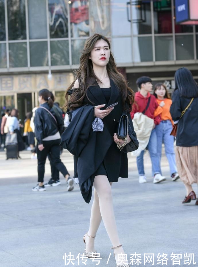  时尚|街拍：洁白无瑕的“白丝袜”，滑如凝脂