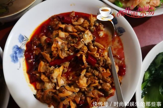 回娘家吃饭,母亲做了8道菜满满一桌,还是娘最疼人,网友羡慕