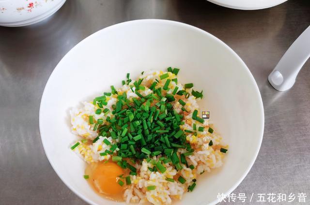 配杯|剩米饭别再炒饭了,教你做米饭鸡蛋饼,配杯蔬菜浓汤,早餐吃美了