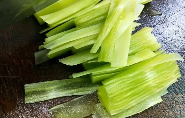爽口|这才是莴笋最好吃的做法,脆嫩爽口,开胃下饭,赛过大鱼大肉