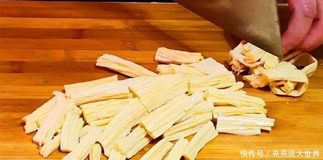 泡腐竹时,最忌直接丢在水里就泡,教你一招,又快又筋道还不夹生