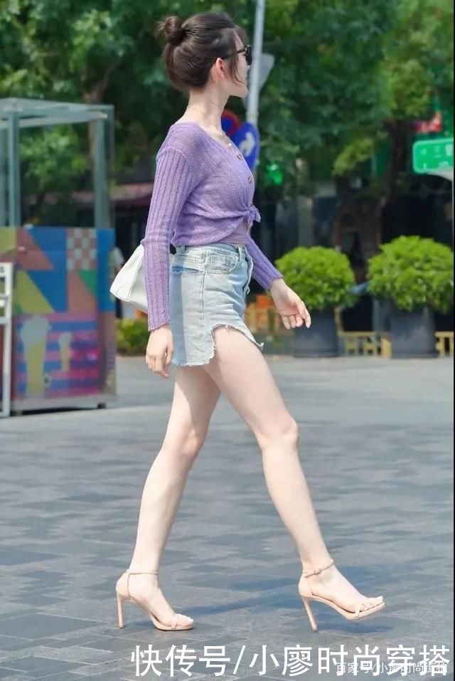 休闲|街拍这位女士的穿搭，非常的休闲迷人