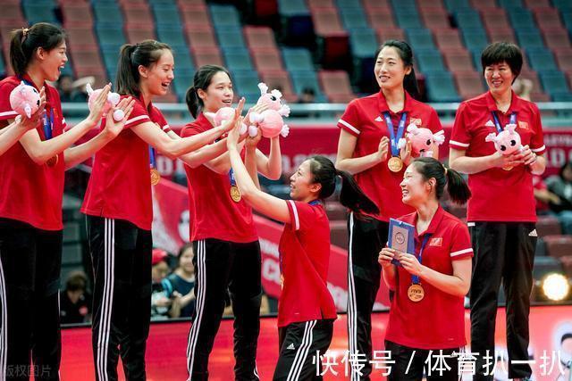 中国女排国家队|人民日报力挺女排!低谷时期的姑娘迎来好消息,谁敢再诋毁英雄?