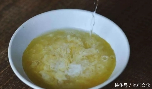  早晨喜欢喝“开水冲鸡蛋”的人，最后都发生了什么？或许多人不知