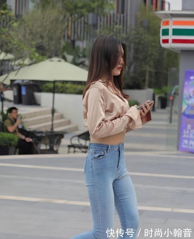 时尚界|高挑女孩不再低调,给“长袖”融入新造型,展现“牛仔裤”的魅力