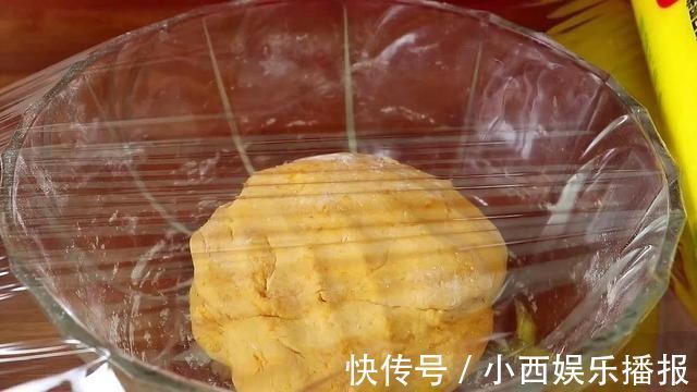 南瓜|南瓜不做南瓜饼，教你1个新做法，不放一滴油，出锅全家抢着吃