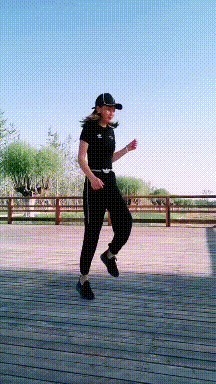 小姐姐 小姑娘这是专门给你量身定做的旗袍吧,看起来果然合适,哈哈!