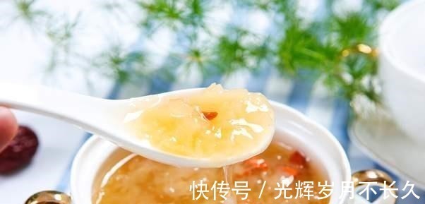 天热多喝银耳汤，煮银耳汤时，多做这2步，软糯黏稠，出胶快又多