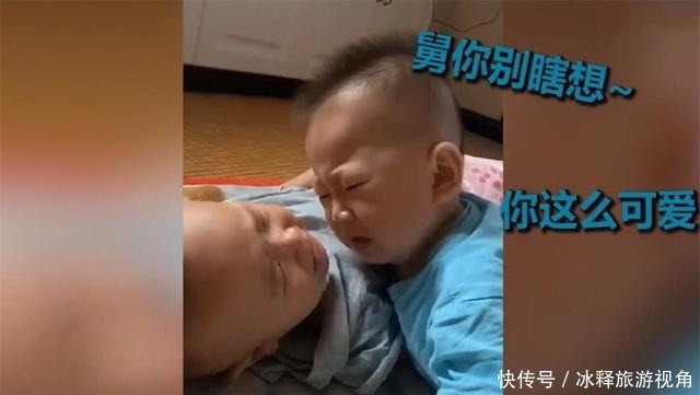 感同身受|小舅舅睡醒找妈妈刚要哭，小外甥感同身受，眼含热泪用婴语安抚