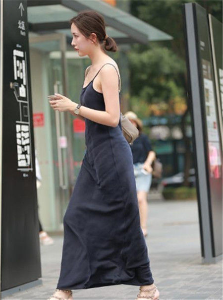  身穿|街拍小姐姐身穿吊带长裙，秀出修长身材，时尚清新又靓丽