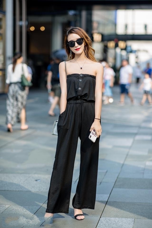 路人街拍,小姐姐搭配清新简洁的白色短裤,显得元气满满