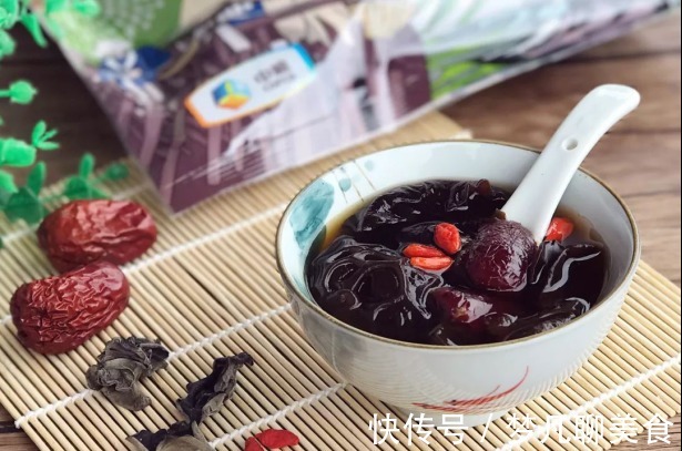 凤梨排骨|美食推荐黑木耳养颜汤、凤梨排骨、腊味饭、砂锅豉油鸡的做法