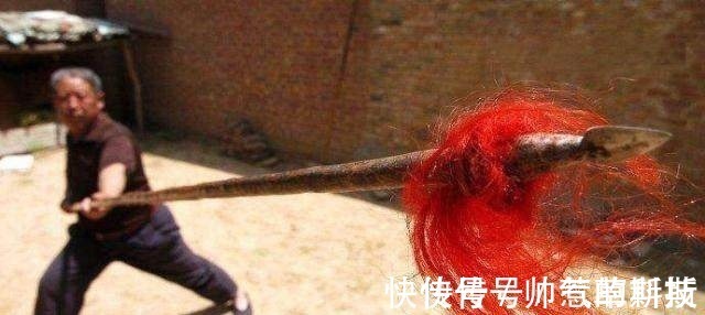 穆桂英@老大爷自称杨家将37代后人,杨家枪法样样精通,一枪可挑翻7人