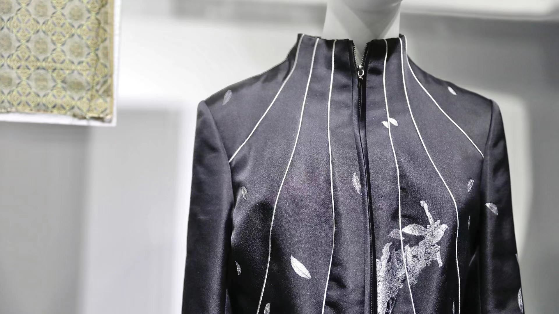 汉族@惊艳!“寸锦寸金”的云锦、“玲珑五色”的苏绣等非遗技艺碰撞现代设计,“国风”大展在东华大学开幕