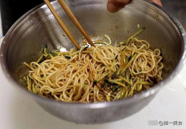 劲道|夏天最爱吃这碗凉拌面,做法简单又劲道,酸辣爽口,一碗不够吃