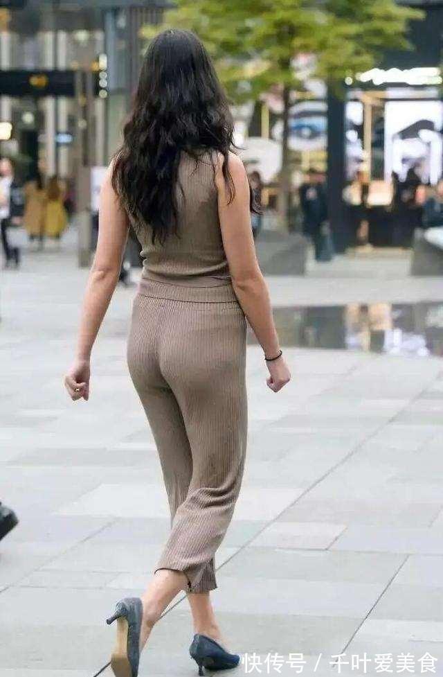 白色 单肩印花上衣搭配黑色包臀裙,时髦好看又清爽凉快,很有性感魅力