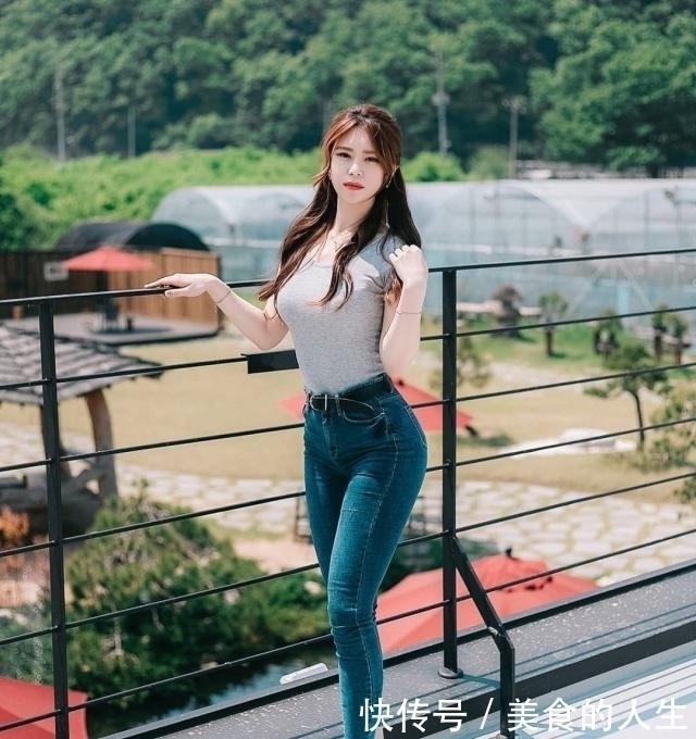 牛仔裤小姐姐,秀出优美曲线魅力迷人,优雅气质小女人