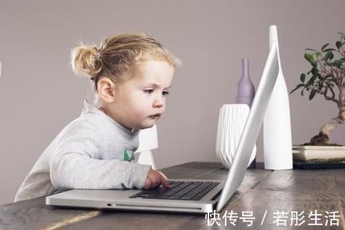 孩子们|3岁前,孩子若有这些“坏习惯”是变聪明的表现,家长不要随意制止