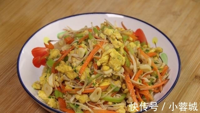 金针菇炒鸡蛋|金针菇别再凉拌了,加1个青椒和3个鸡蛋,做法超级简单家常,真香