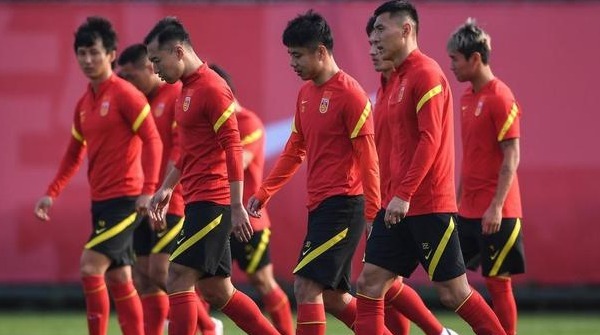 集训|还要洗地?媒体透露国足几乎全年无休,这样的输球理由谁信?