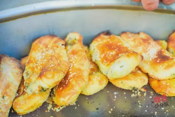 卖出|1天卖出1400个烧饼！这家“无名”烧饼摊凭什么这么火？